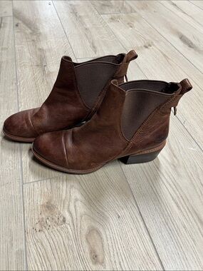 Timberland Chestnut Leather Chelsea Booties